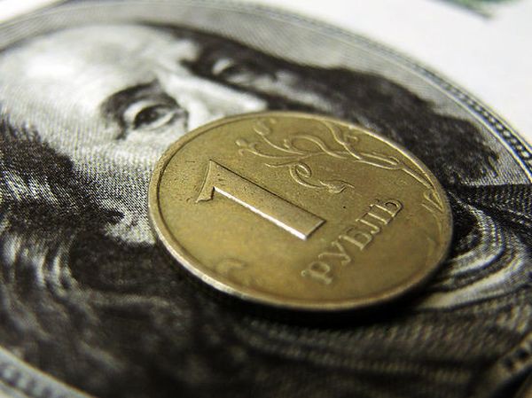 Курс валют 10 мая: доллар и евро продолжают падать в цене