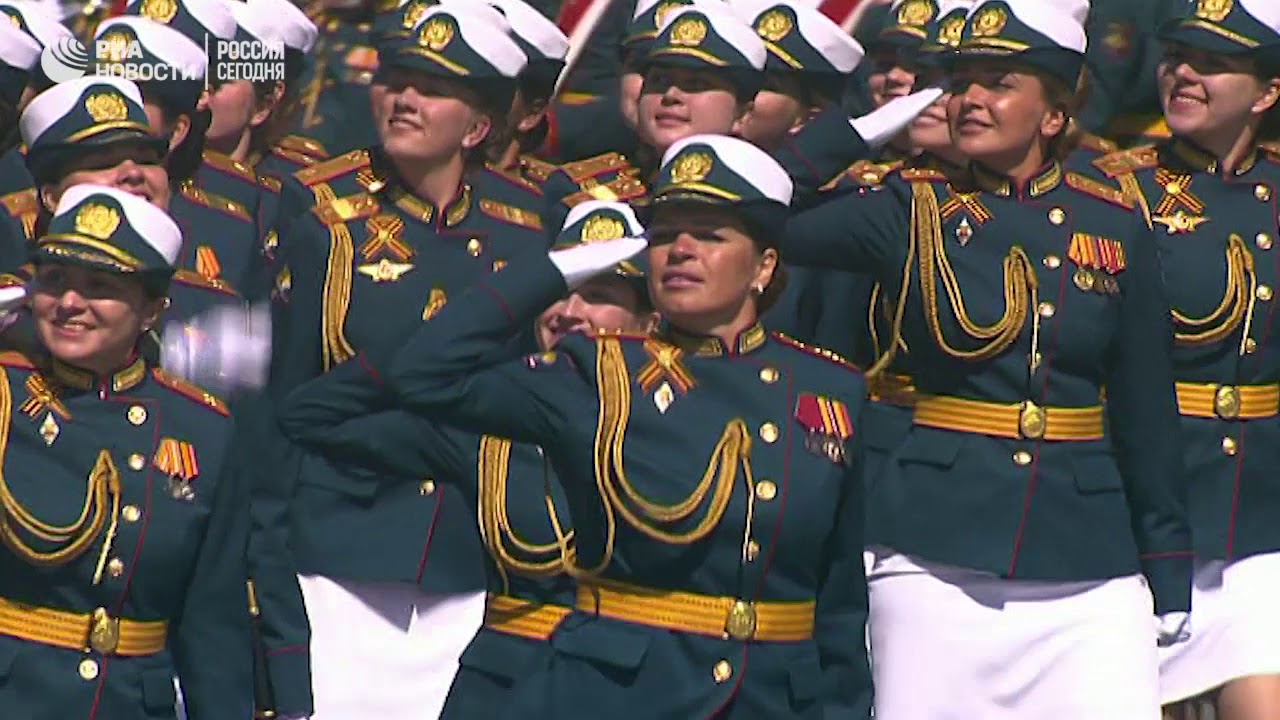 Расчеты женщин-военнослужащих во время парада Победы
