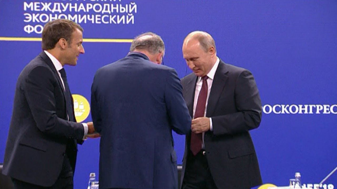 Путину подарили сувенир в виде маленького синего петуха