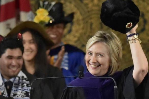 Хиллари Клинтон пришла на мероприятие в Йельский институт с шапкой-ушанкой — ABC