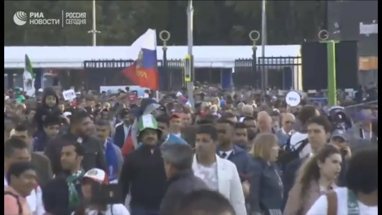 Болельщики покидают стадион «Лужники»