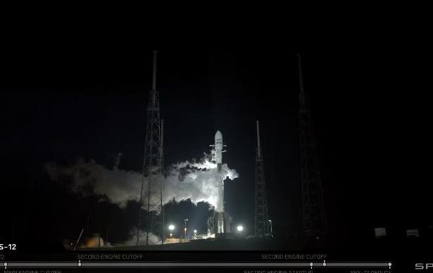 SpaceX запускает гибридную ракету с мощным спутником (трансляция)