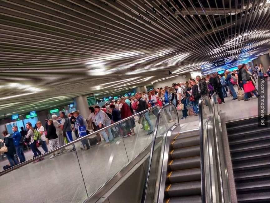 В московских аэропортах без видимых причин начались массовые задержки рейсов