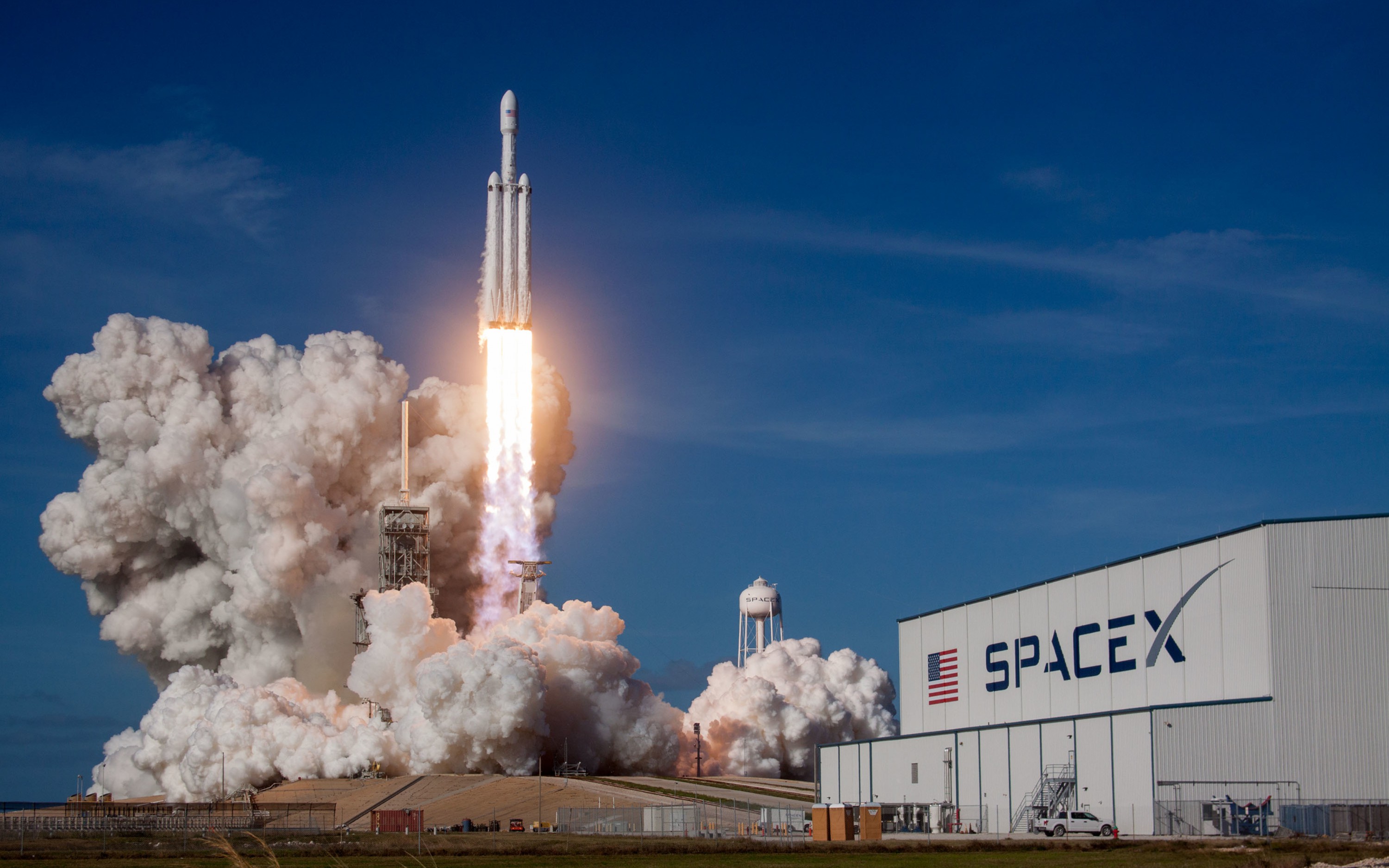 SpaceX запустит секретный спутник на ракете Falcon Heavy