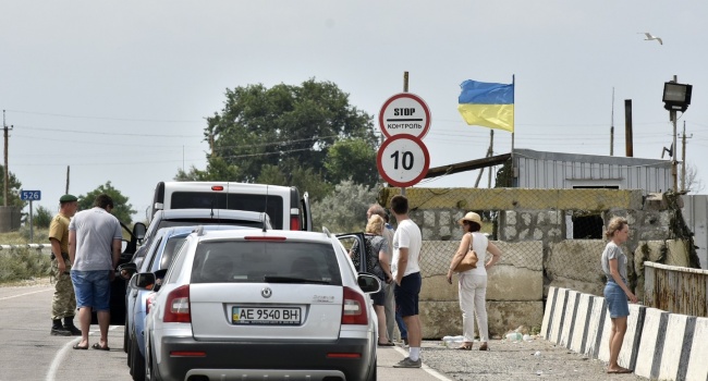 Киев решил обустроить пункты пропуска на границе с Крымом