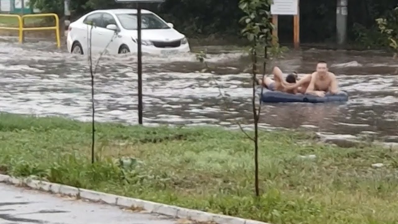 Вплавь по проезжей части: сильные ливни затопили улицы Тольятти