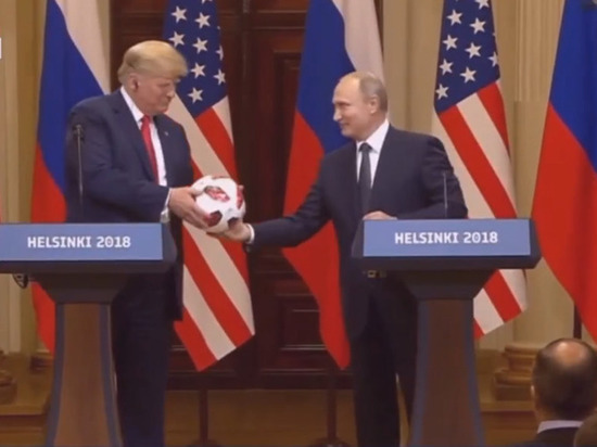 СМИ узнали о чипе в подаренном Трампу Путиным мяче