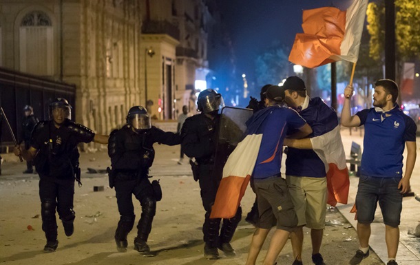 Во Франции произошли беспорядки во время празднования победы на ЧМ по футболу