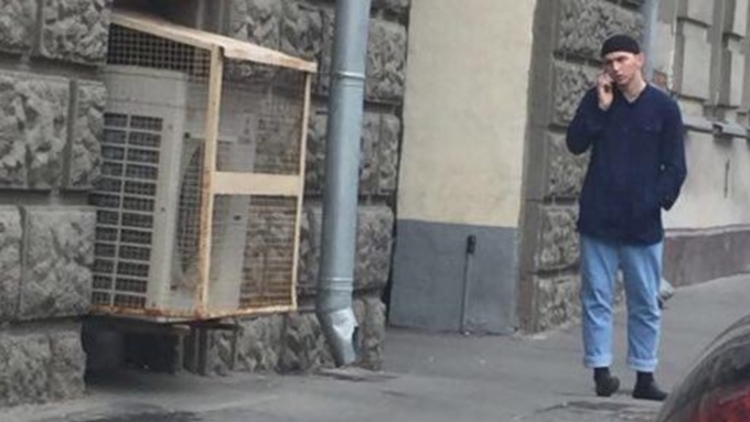 Неизвестный напал с ножом на полицейского у посольства Словакии в столице РФ