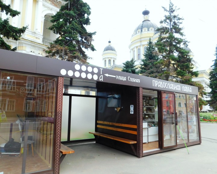 Вандалы раскурочили новый остановочный павильон в Рыбинске