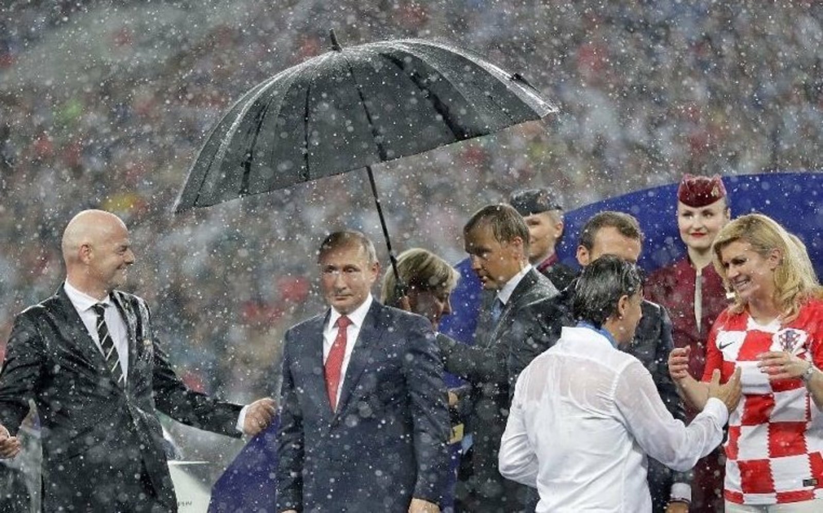 СМИ обратили внимание на зонт над Путиным после финала ЧМ