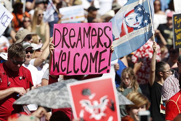 В США прошли многотысячные акции протеста против иммиграционной политики Трампа
