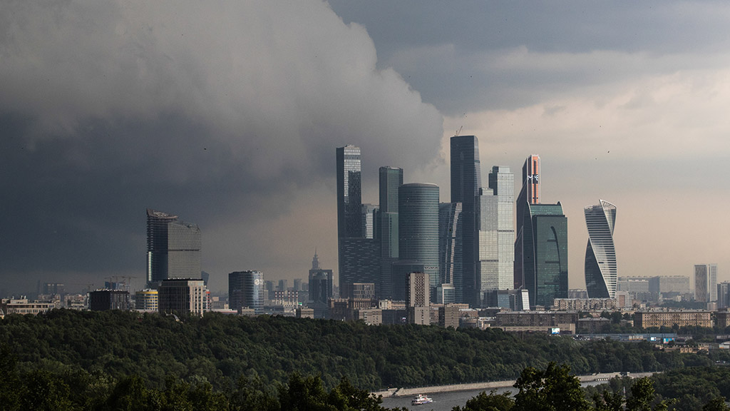 МЧС продлило в российской столице экстренное предупреждение о грозе и ливнях