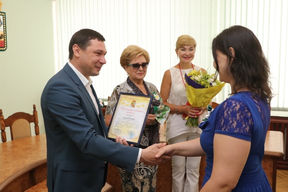 В Петербурге 350 брачных пар наградят медалями «За любовь и верность»