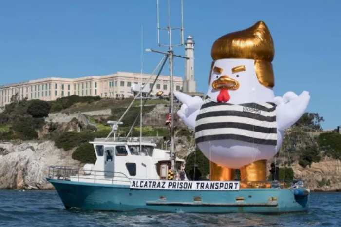 Огромная фигура Трампа в виде цыпленка плывет вдоль побережья Сан-Франциско