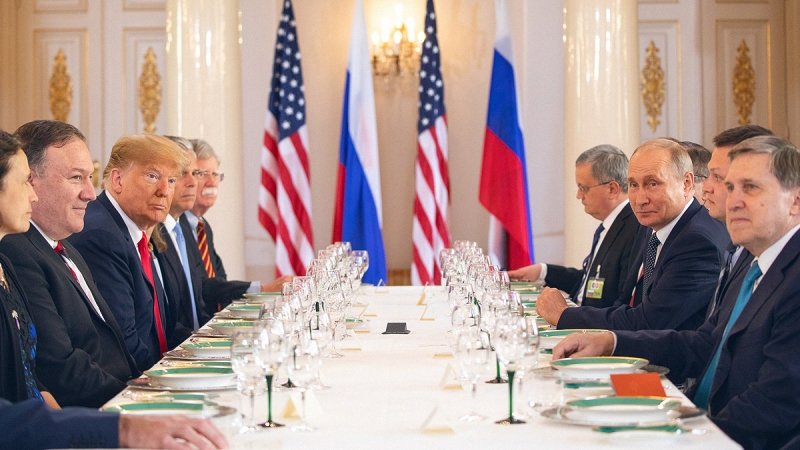 Демократы хотят заслушать переводчика Трампа о личной встрече с Путиным