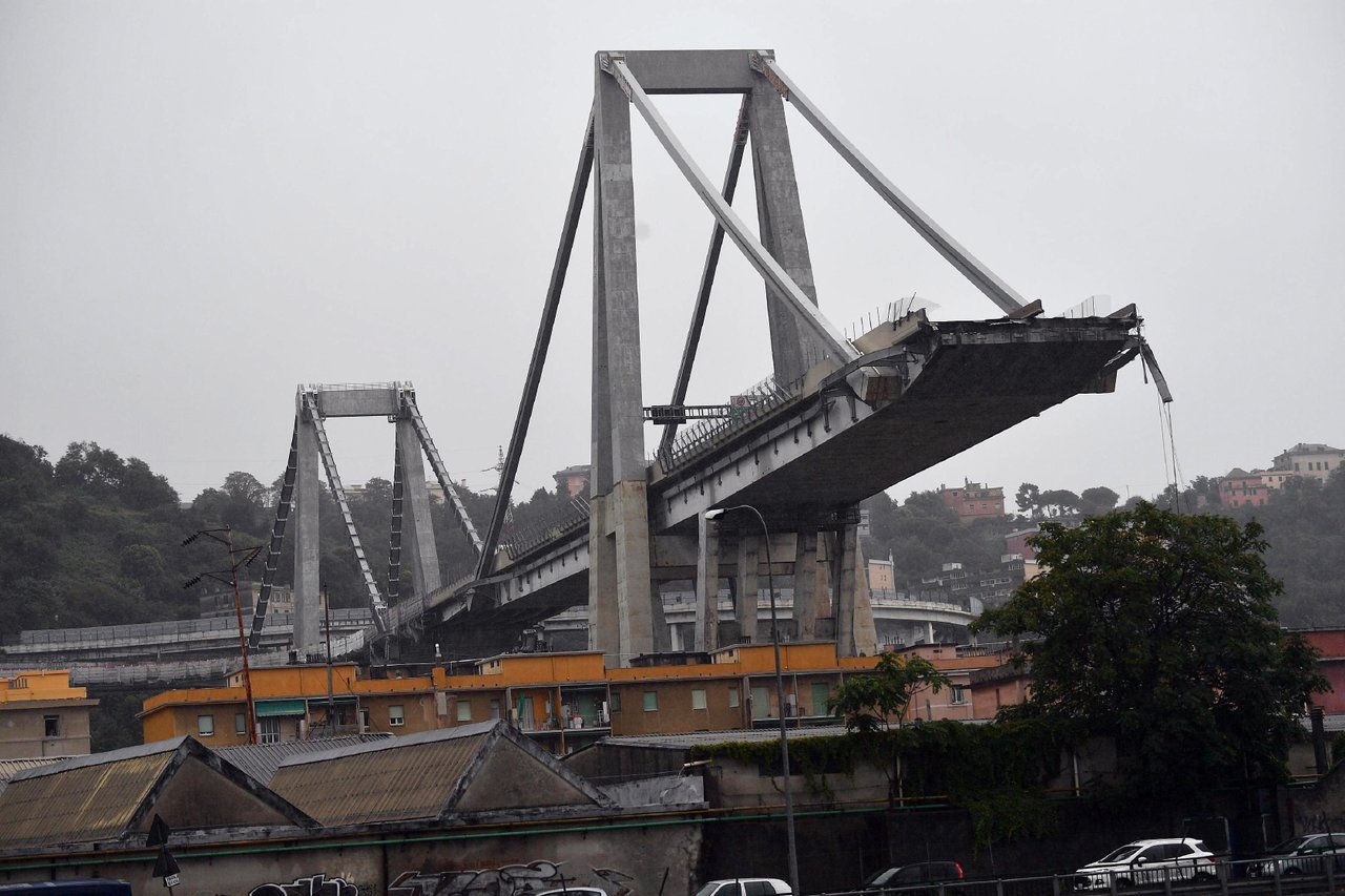 Власти Италии после обрушения моста в Генуе ввели режим ЧС на год