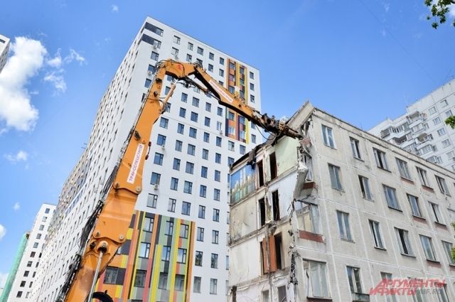 В столице России снесли первую пятиэтажку в рамках программы реновации