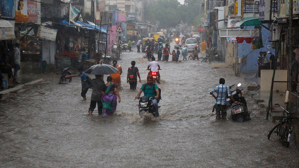 Практически сто человек погибли во время наводнений в Индии