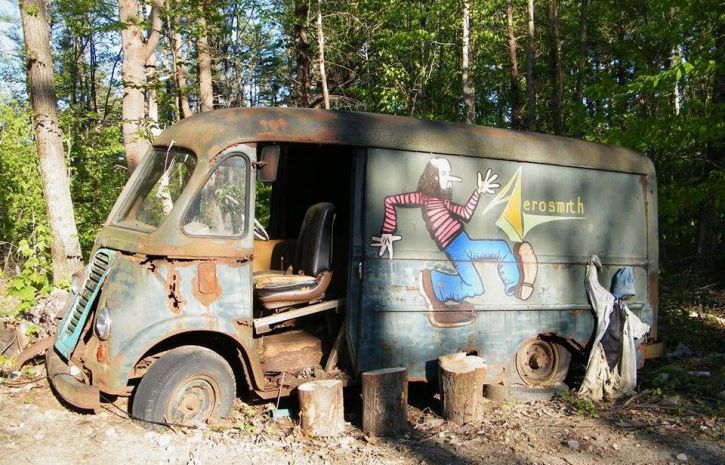 В американском лесу отыскали гастрольный фургон группы Aerosmith