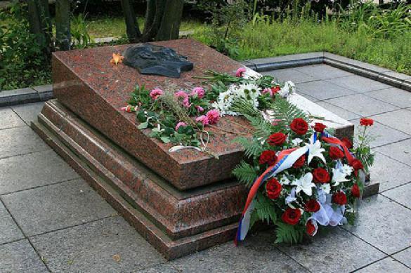 Украинские радикалы покусились на могилу Героя СССР: Нацполиция закрыла глаза и уши