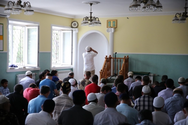 Курбан-Байрам в Киеве — 3000 мусульман раздавали мясо нуждающимся и молились за государство Украину