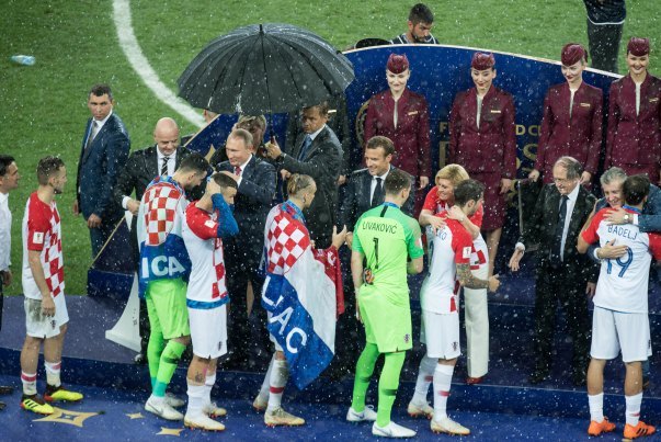 Президент Хорватии пояснила отсутствие зонта на закрытии ЧМ