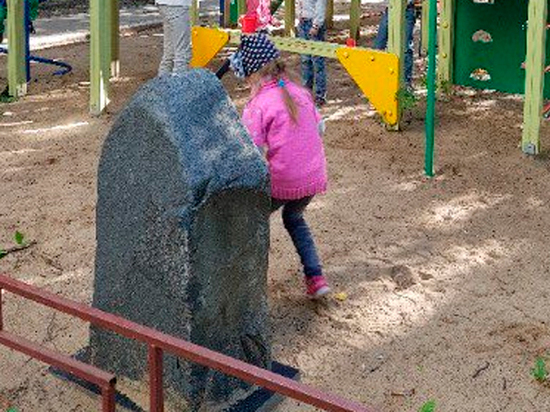 Монумент криминальному авторитету отыскали на детской площадке в Самаре