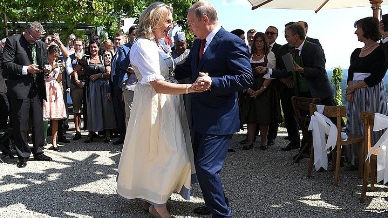 Путин привезет на свадьбу руководителя МИД Австрии казачий хор «для друзей»