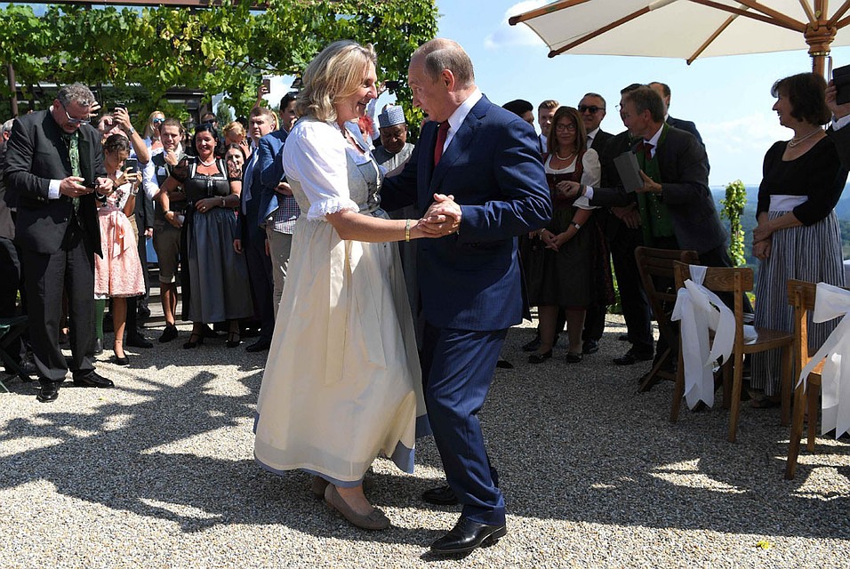 Президент Путин покинул свадьбу руководителя МИД Австрии Карин Кнайсль
