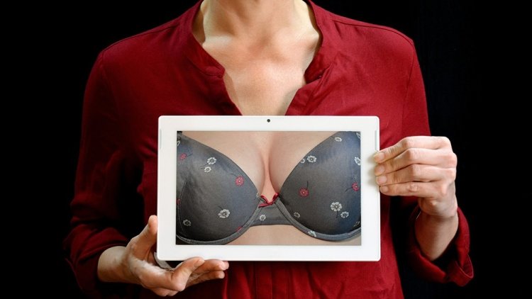 ФАС посчитала унижением рекламу с маленькой женской грудью