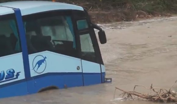 В Новороссийске шторм забрал в море пассажирский автобус