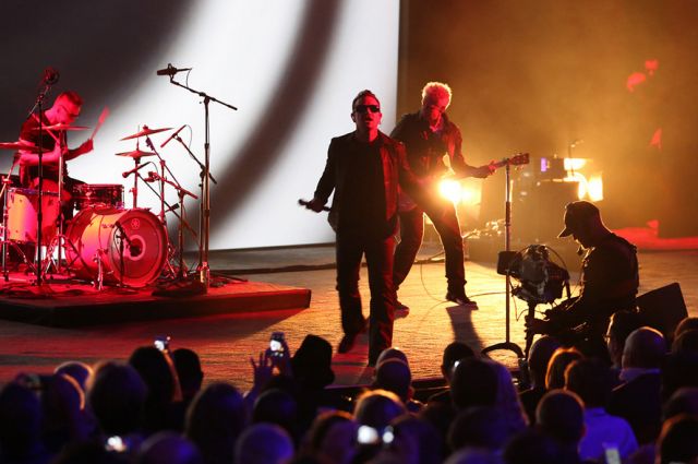 В Берлине отменили концерт группы U2 из-за потери голоса Боно