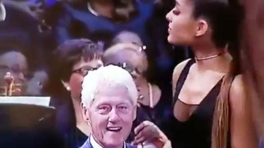 Вокруг уставившегося на Ариану Гранде Клинтона разгорелся скандал на похоронах