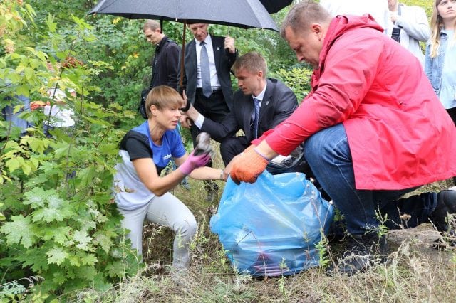 «Много бутылок»: президент Эстонии под дождём убирала сор в Украинском государстве