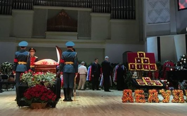 Фото с похорон Кобзона на Востряковском кладбище появилось в интернете