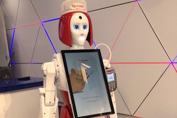 Ресторан в Петербурге принял на работу робота-андроида «Марусю»