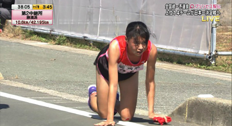 Студентка из Японии приползла на финиш марафона с переломом ноги