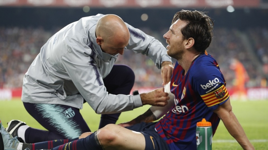 Видео травмы Лео Месси в матче Барселона