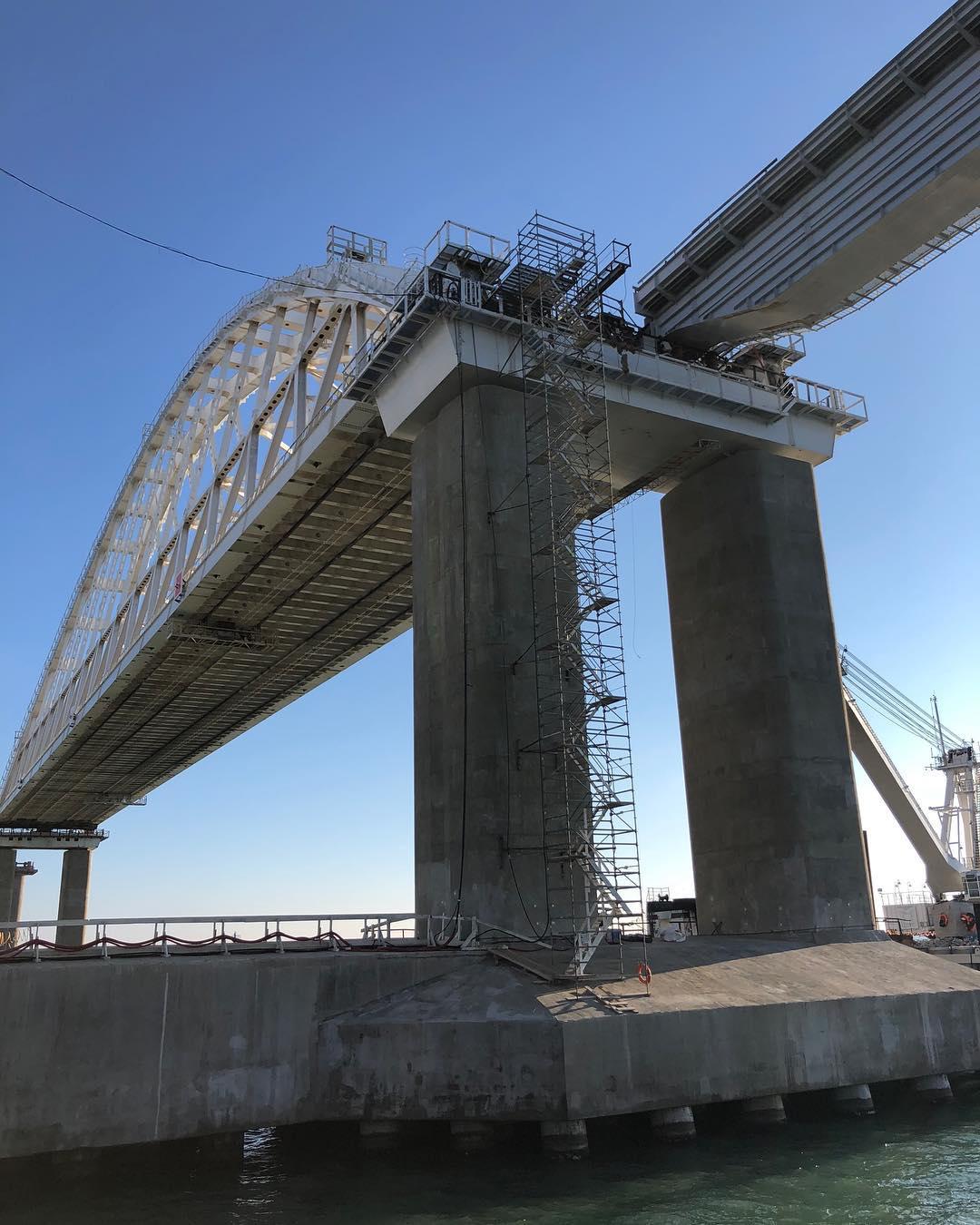 Строители присоединили железнодорожную арку к первому пролету Крымского моста