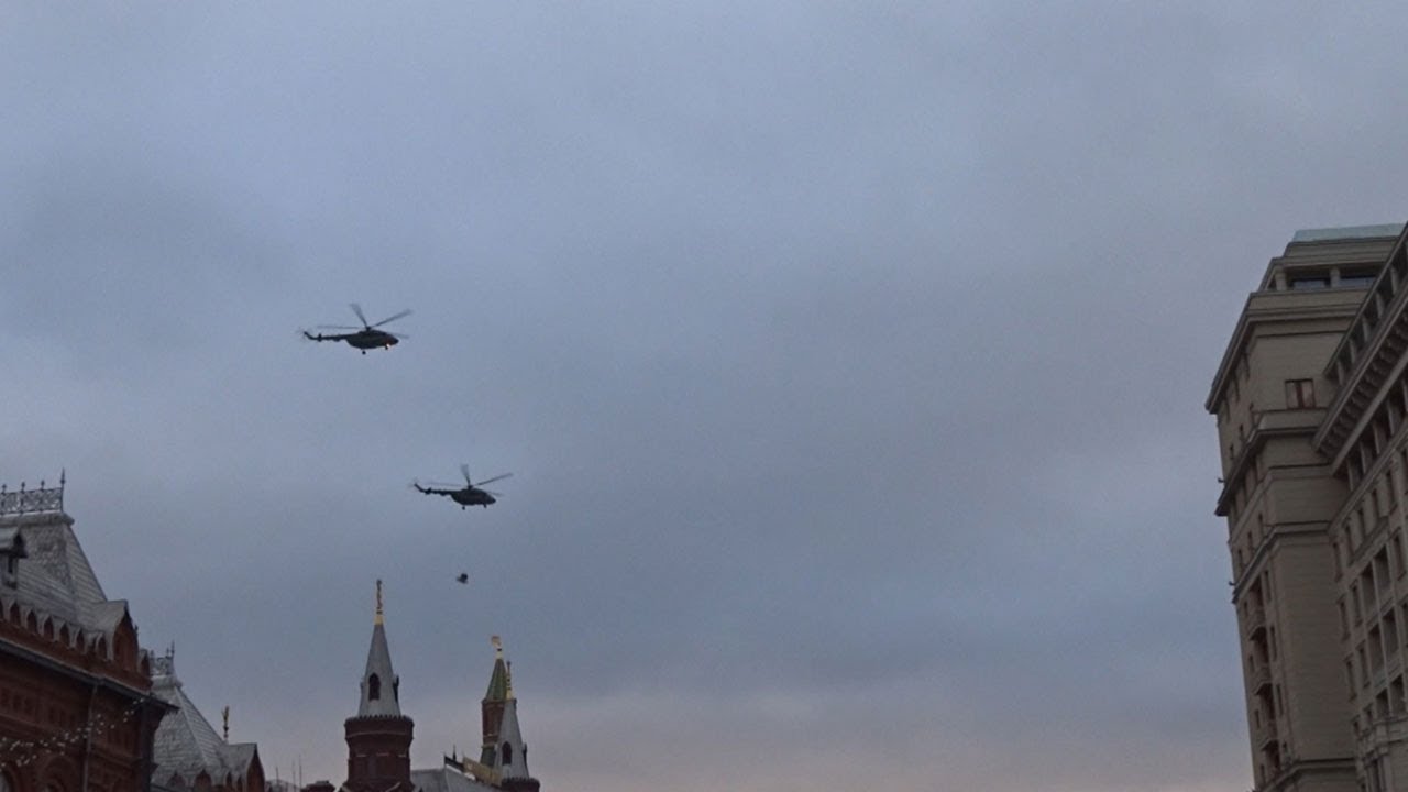 Военные вертолеты над московским Кремлем