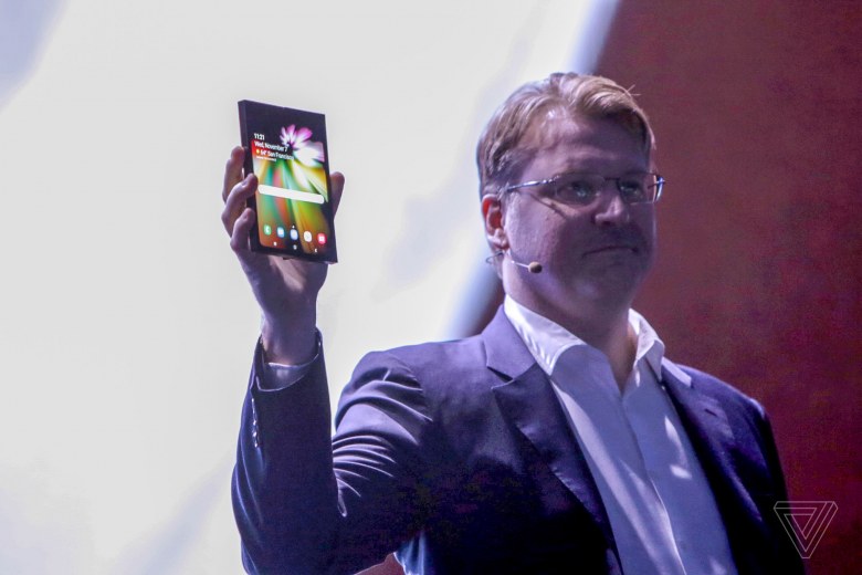 Самсунг показала смартфон с гибким экраном Infinity Flex