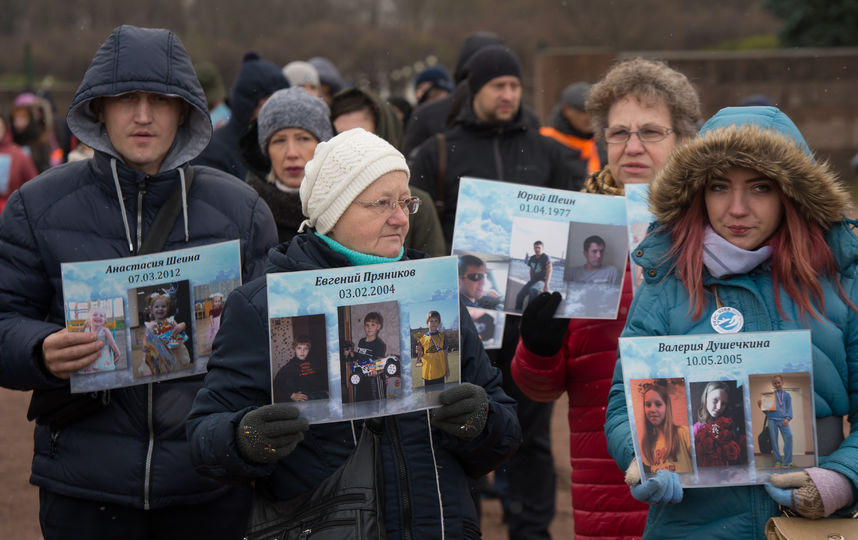 Петербуржцы выстроились в «живой самолет» в память о трагедии над Синаем