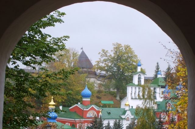 Кремль обнародовал репортаж о поездке В. Путина и Тихона в монастырь под Псковом