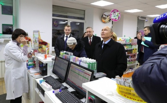 «Даже автографы просят». Аптека стала достопримечательностью после визита В.Путина
