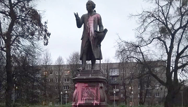 В Калининграде неизвестные облили краской монумент Иммануилу Канту