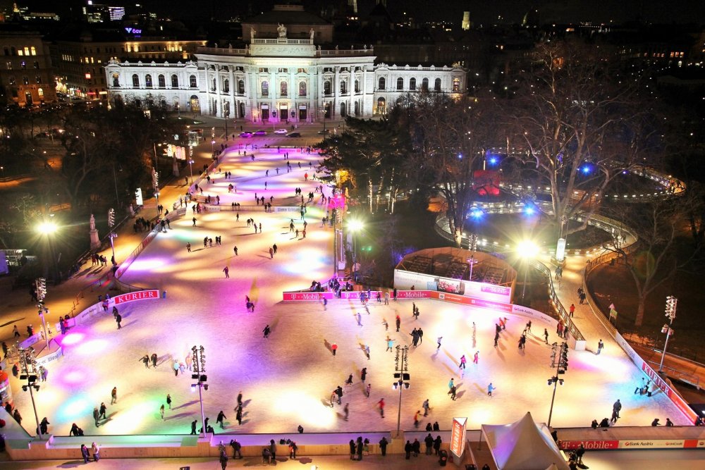 В самых известных парках столицы официально открывается сезон катания на коньках