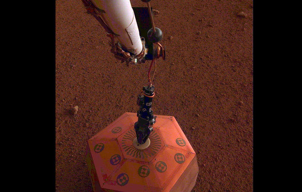 На поверхности Марса в первый раз установили сейсмометр