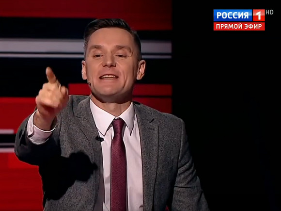 На шоу Соловьева русский телевизионный ведущий кинул стакан в польского политолога