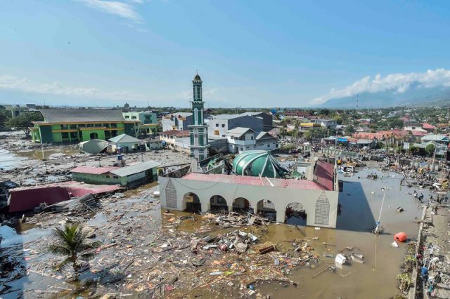 Цунами в Индонезии: число погибших растет